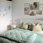 Famiglia شقة Bee